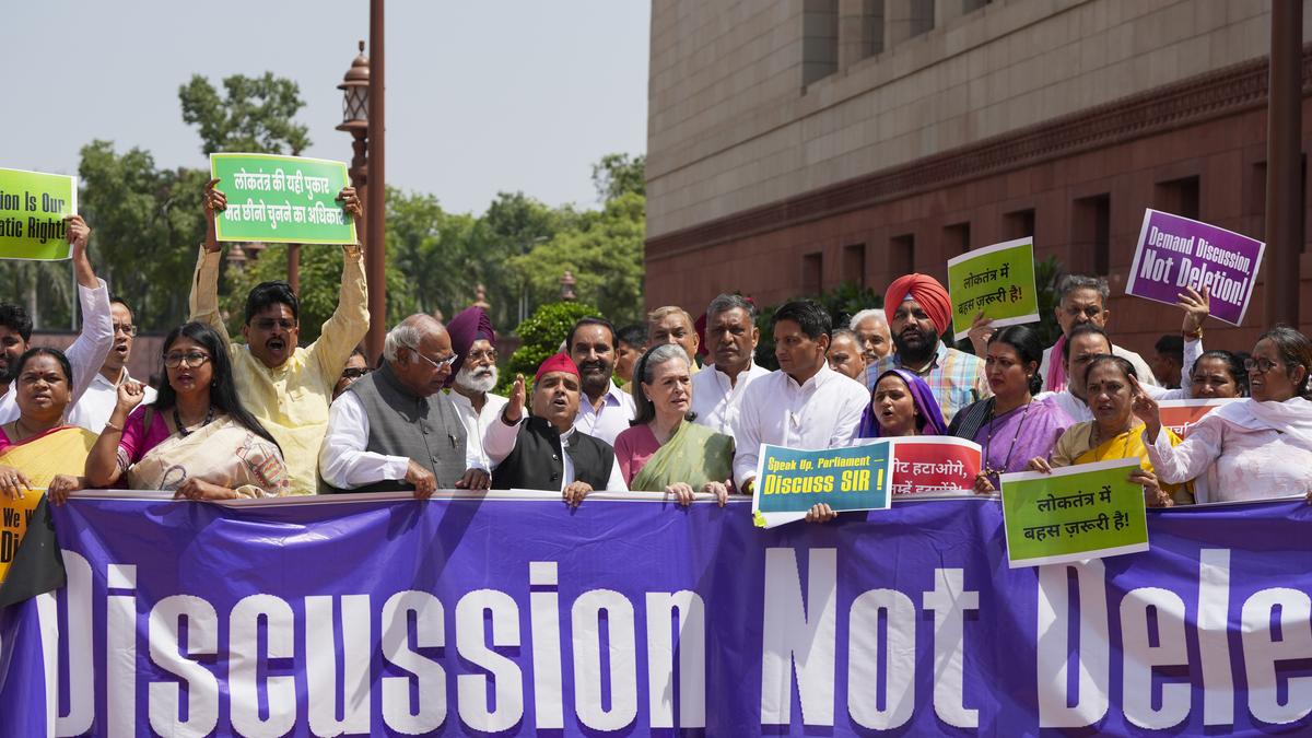 mallikarjun-kharge,-sonia-gandhi,-other-opposition-mps-protest-against-sir-in-parliament