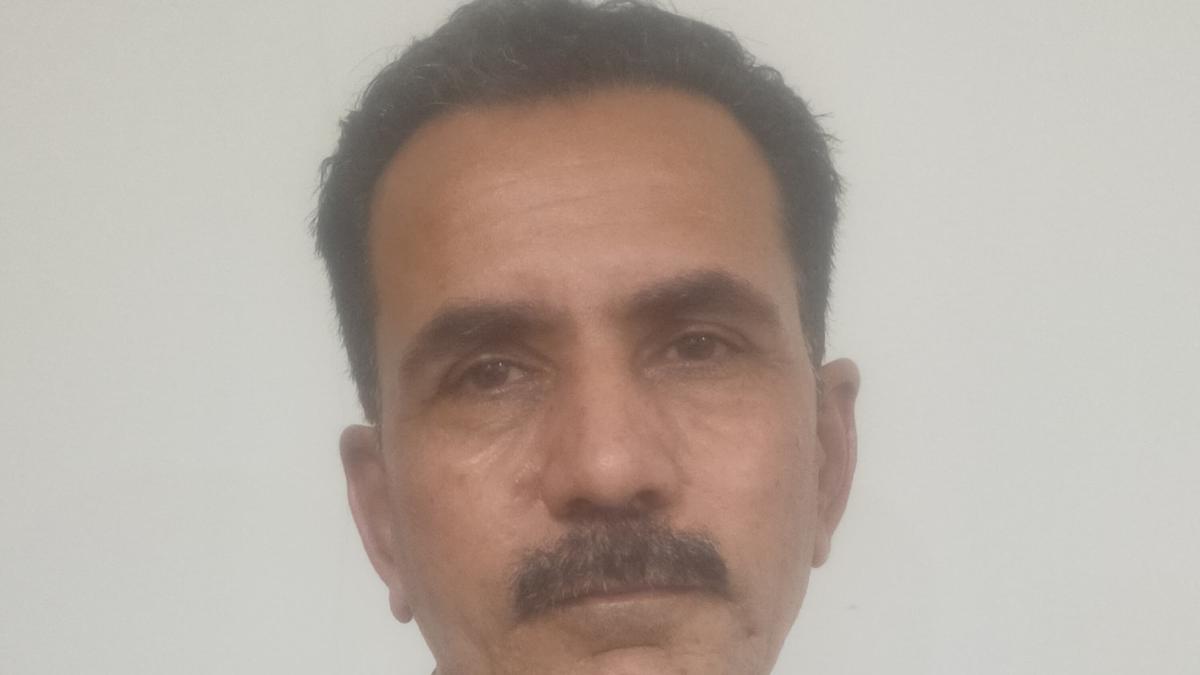 pakistani-hindu-doctor,-stateless-for-four-years,-gets-indian-citizenship