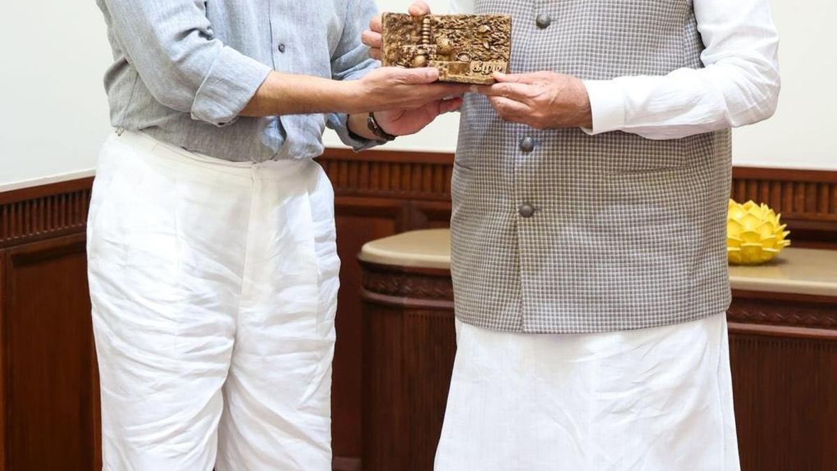 kamal-haasan-meets-pm-modi,-places-request-on-keeladi