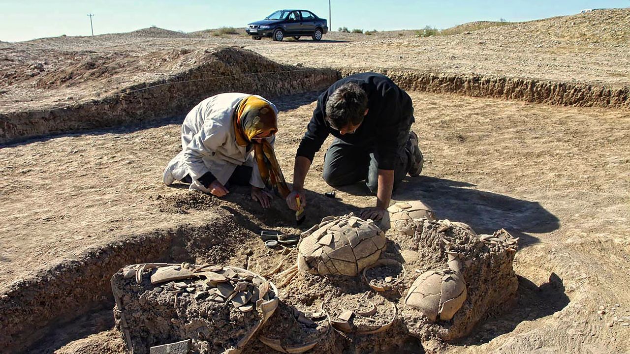 3,000-year-old burial of elite teen unearthed in Iran, with gold jewelry and astonishing ‘scorpion’ cosmetics box