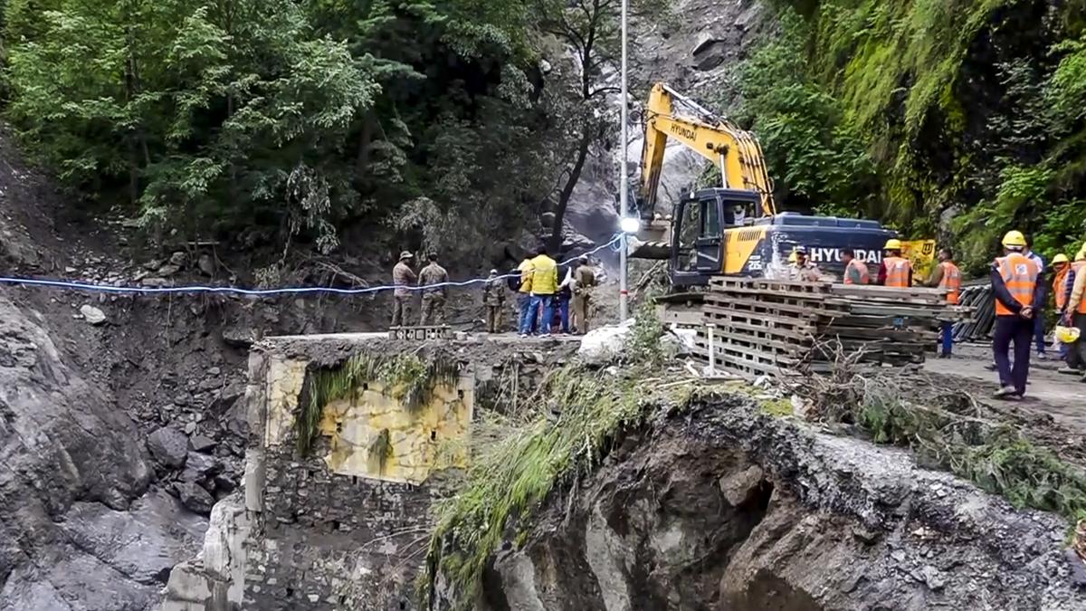 uttarkashi-flash-flood:-pilgrim-evacuation-underway-in-uttarakhand’s-dharali-village;-six-more-rescued-from-disaster-hit-area