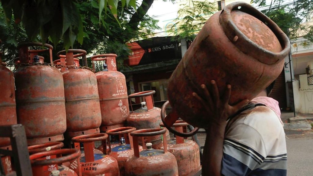 Cabinet Clears ₹30,000 Crore Compensation for OMC Losses on Domestic LPG
