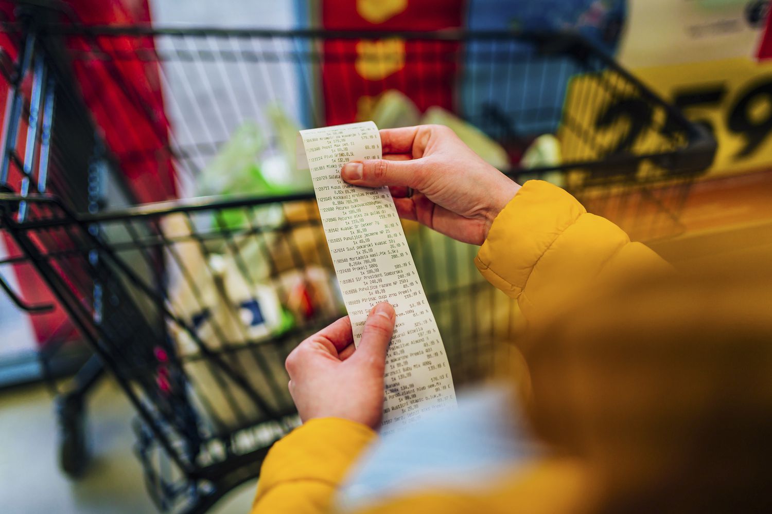 How to Save Money on Groceries: 9 Sustainable Tips