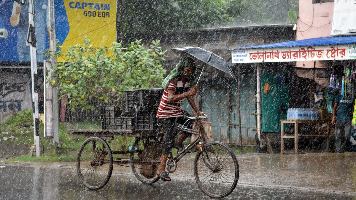 rain-lashes-parts-of-delhi,-some-areas-waterlogged-as-‘thunderstorm-with-rain’-forecast