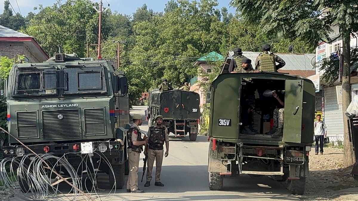 kulgam-encounter:-two-soldiers-killed-as-security-forces-continue-operations-in-j&k