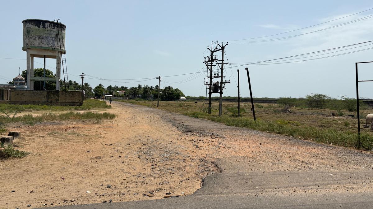 damaged-road-makes-daily-commute-torturous-in-vellaikoil