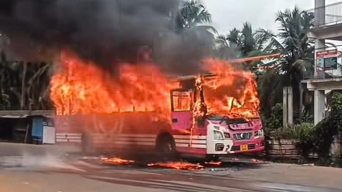 private-bus-goes-up-in-flames-on-nh-966-near-calicut-international-airport