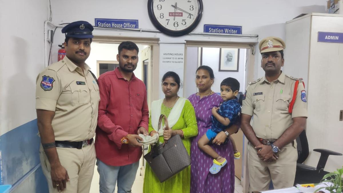 hyderabad-auto-driver-wins-praise-for-returning-₹1.2-lakh-left-in-vehicle