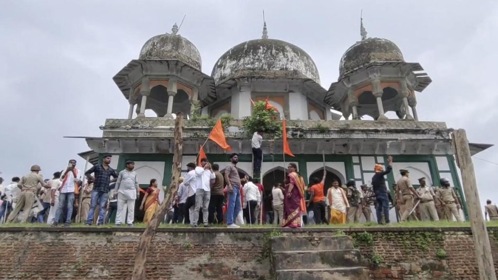 Mob Vandalises Tomb in Uttar Pradesh's Fatehpur, Sparking Tensions