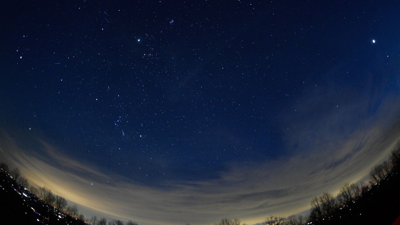 The final ‘planet parade’ of 2025 rises Sunday. Here’s how to see the full 6-planet show.