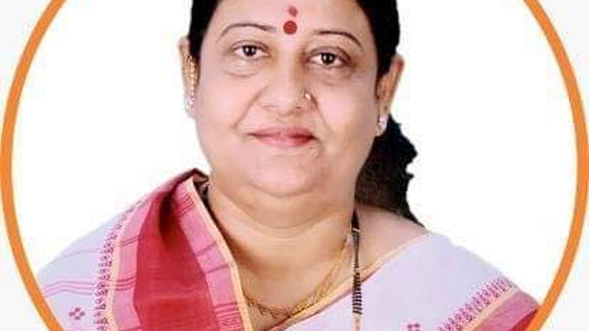 ec-issues-notice-to-vaishali-mp,-her-jd(u)-mlc-husband-for-possessing-two-voter-id-cards