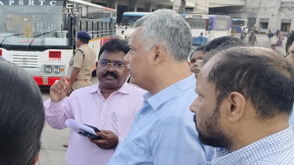 apsrtc-md-reviews-arrangements-ahead-of-‘stree-shakti’-scheme-launch