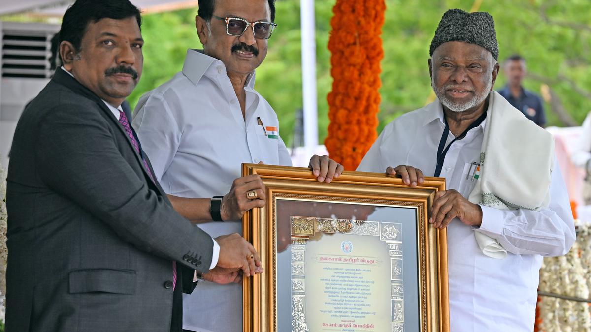 kader-mohideen-presented-with-‘thagaisal-thamizhar’-award;-isro-chairman-v.-narayanan-receives-abdul-kalam-award