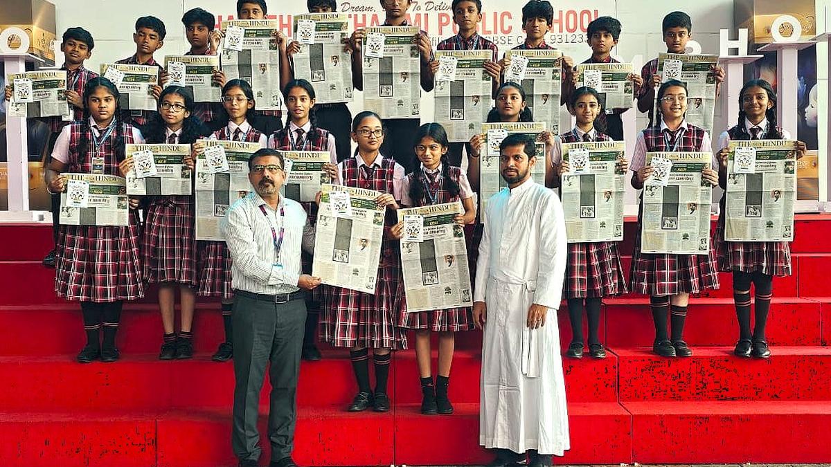 the-hindu-distributes-i-day-special-issue-at-school