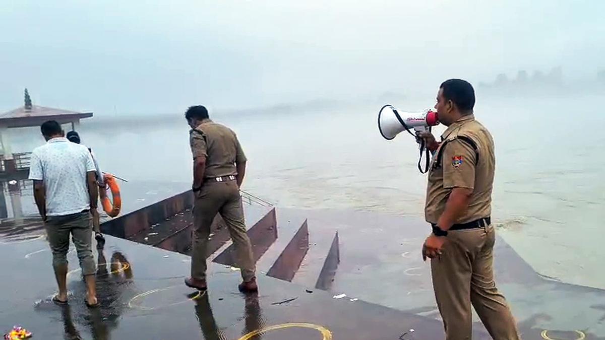 ganga-level-in-haridwar-crosses-warning-level,-rescue-personnel-on-alert