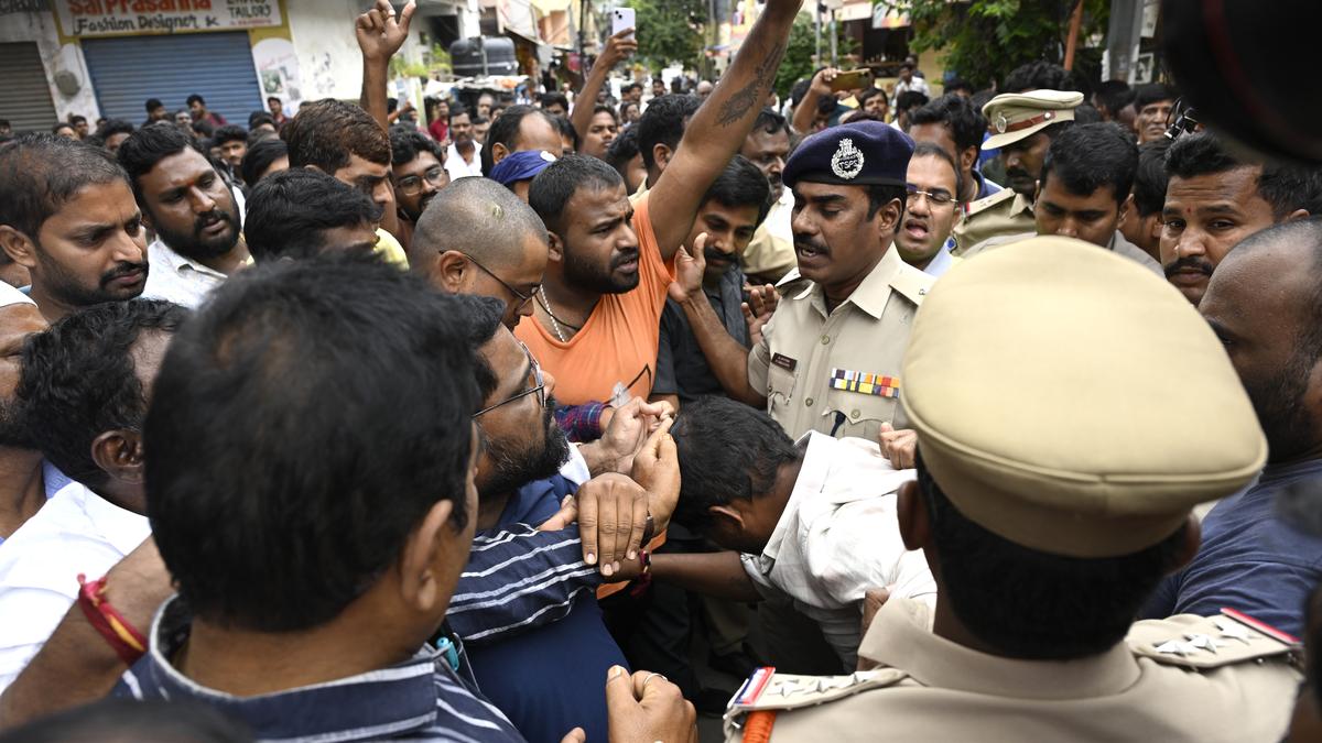 telangana-human-rights-commission-takes-suo-moto-cognisance-of-electrocution-deaths,-seeks-report-from-tgspdcl