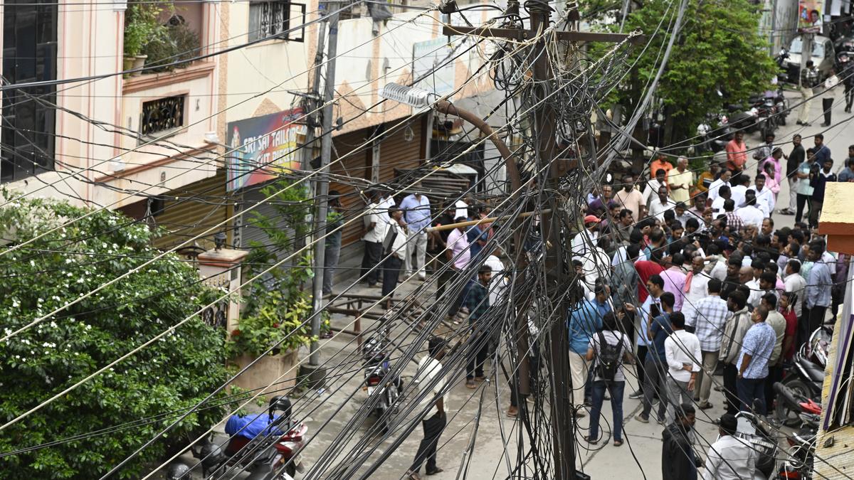 expedite-underground-power-cable-work-in-hyderabad;-remove-cables-from-electric-poles-on-war-footing:-bhatti