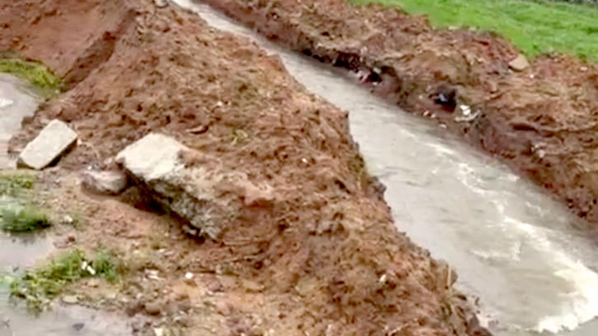 botched-up-drain-works-inundate-colonies-in-sainikpuri