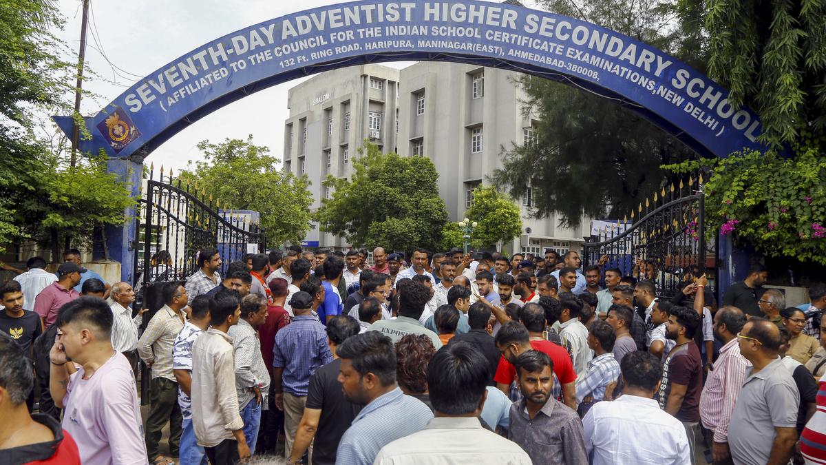 class-10-student-killed-by-junior-in-ahmedabad;-mob-ransacks-school