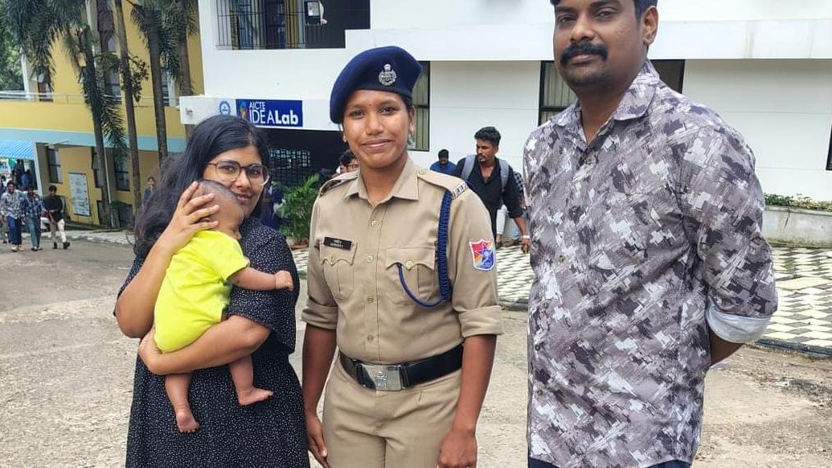 compassion-of-this-rpf-policewoman-knows-no-rules,-bounds- 