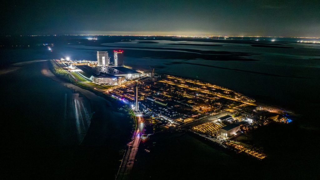 SpaceX moves giant Super Heavy rocket to pad ahead of Starship Flight 10 launch (photos)