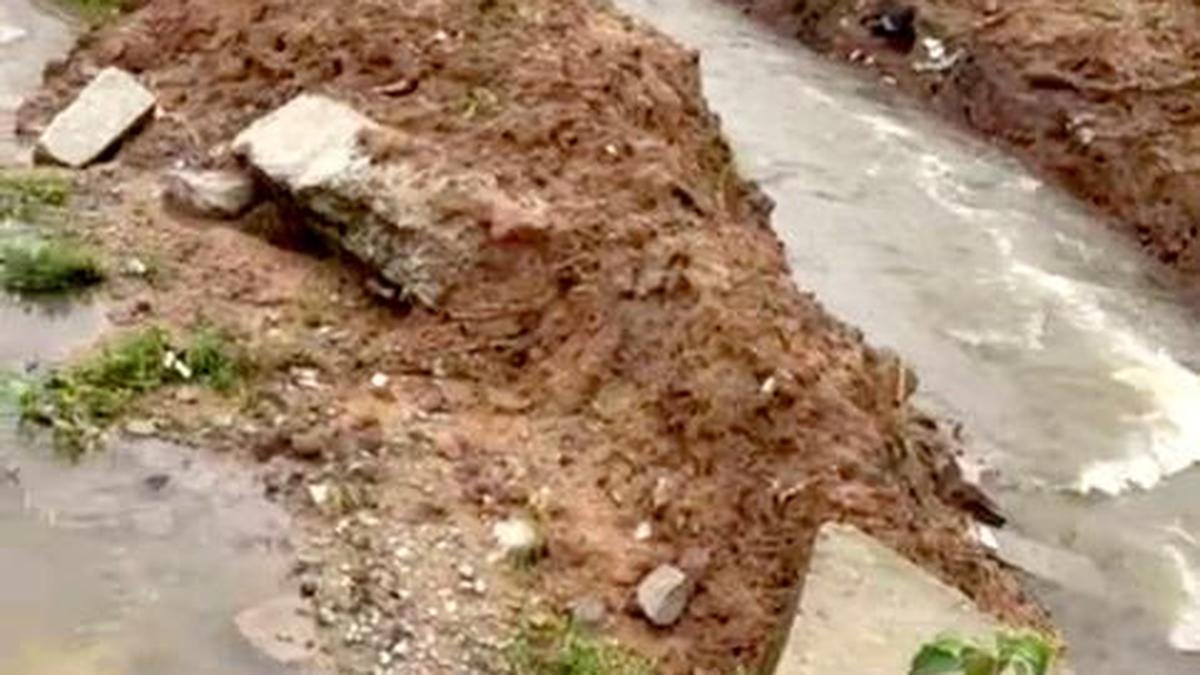 zonal-commissioner-visits-kapra-lake,-issues-instructions-for-relief