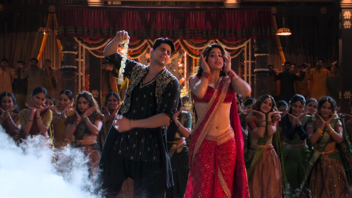 ‘param-sundari’-row:-when-bollywood-went-beyond-‘mullapoo’,-mohiniyattam-and-‘laal-colour-ki-sari’-to-represent-malayalis