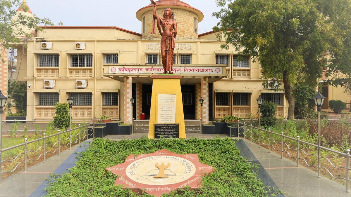 kavikulguru-kalidas-sanskrit-university’s-v-c,-wife-die-in-road-accident-in-up’s-mau