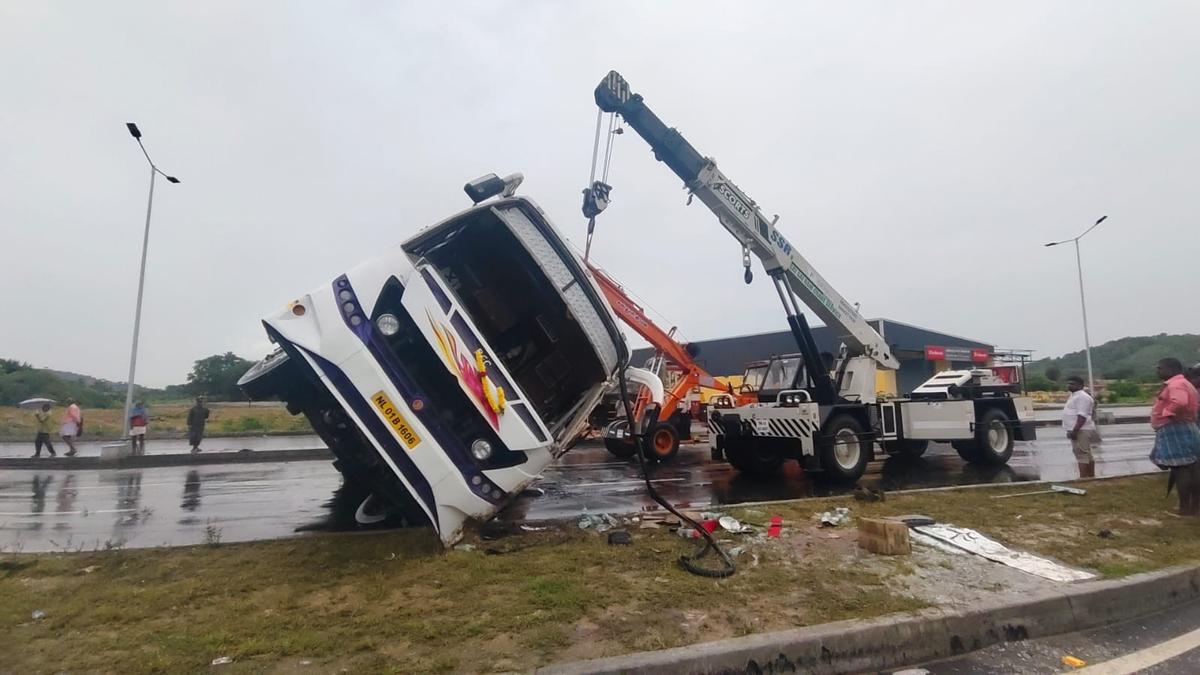 bus,-lorry-overturn-in-walajah,-ambur;-25-injured