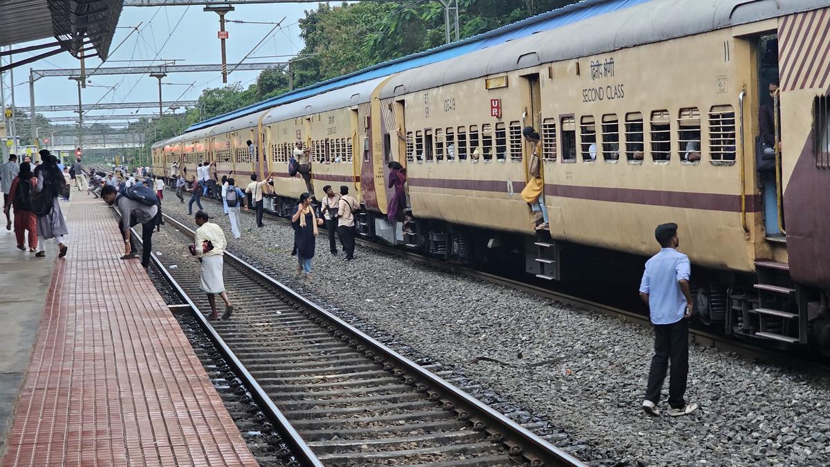panic-as-smoke-rises-from-alappuzha-dhanbad-express-coach