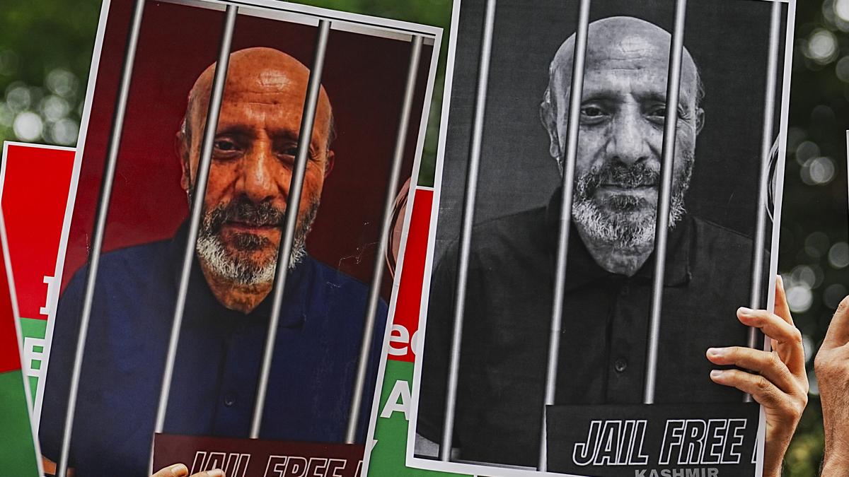 incarcerated-mp-engineer-rashid’s-supporters-hold-protest in-new-delhi-for-his-release