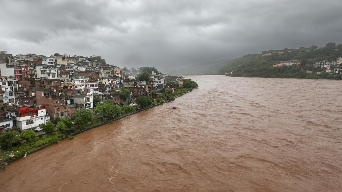 traffic-suspended-on-jammu-srinagar-national-highway-amid-rains-across-jammu
