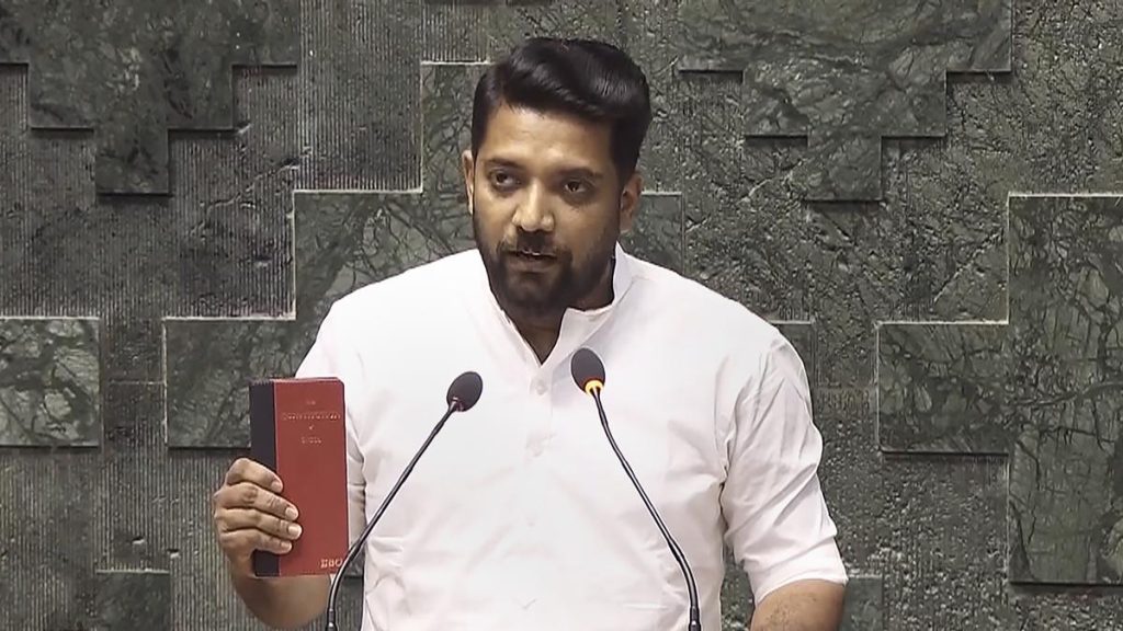 DYFI Protesters Block MP Shafi Parambil's Vehicle in Kozhikode