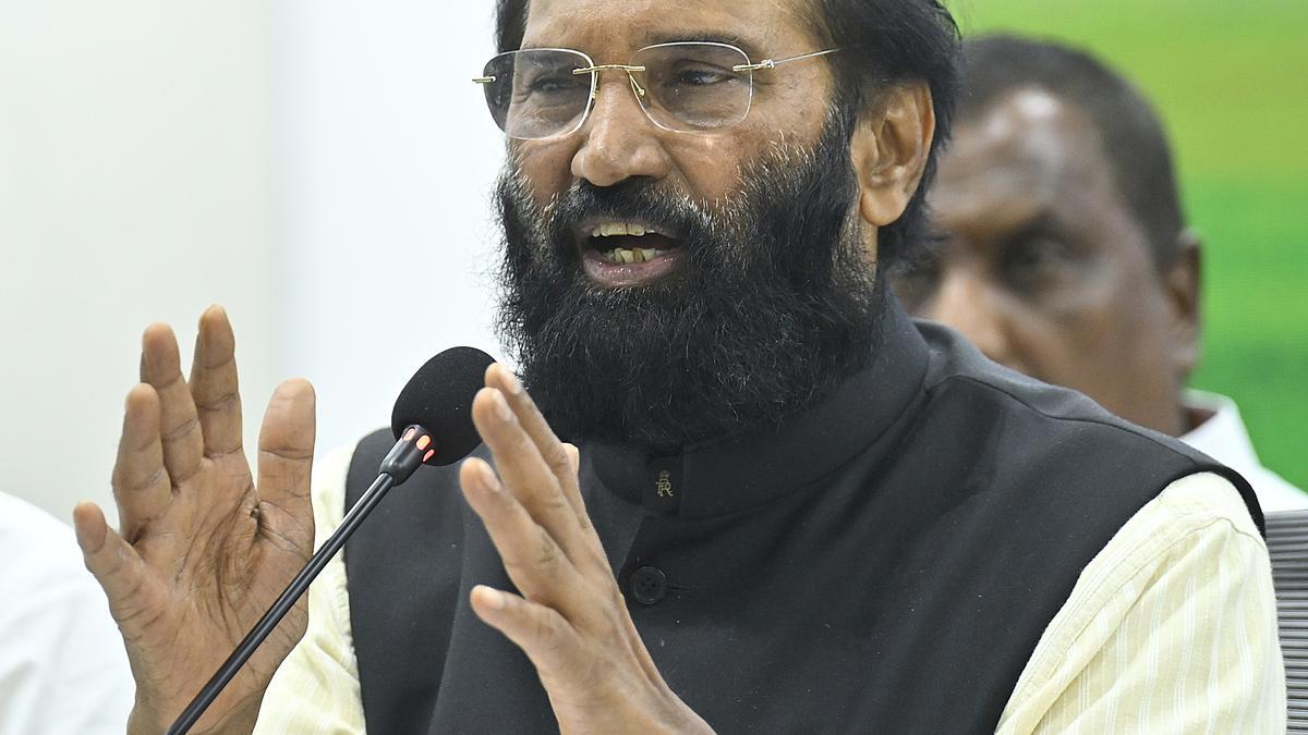 uttam-kumar-reddy-stresses-coordination-with-collectors,-sandbagging-vulnerable-spots,-and-round-the-clock-vigilance-at-reservoirs