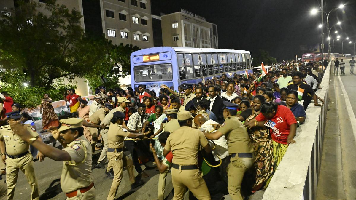madras-high-court-contemplates-one-man-commission-to-probe-alleged-police-excess-while-quelling-conservancy-workers-protest