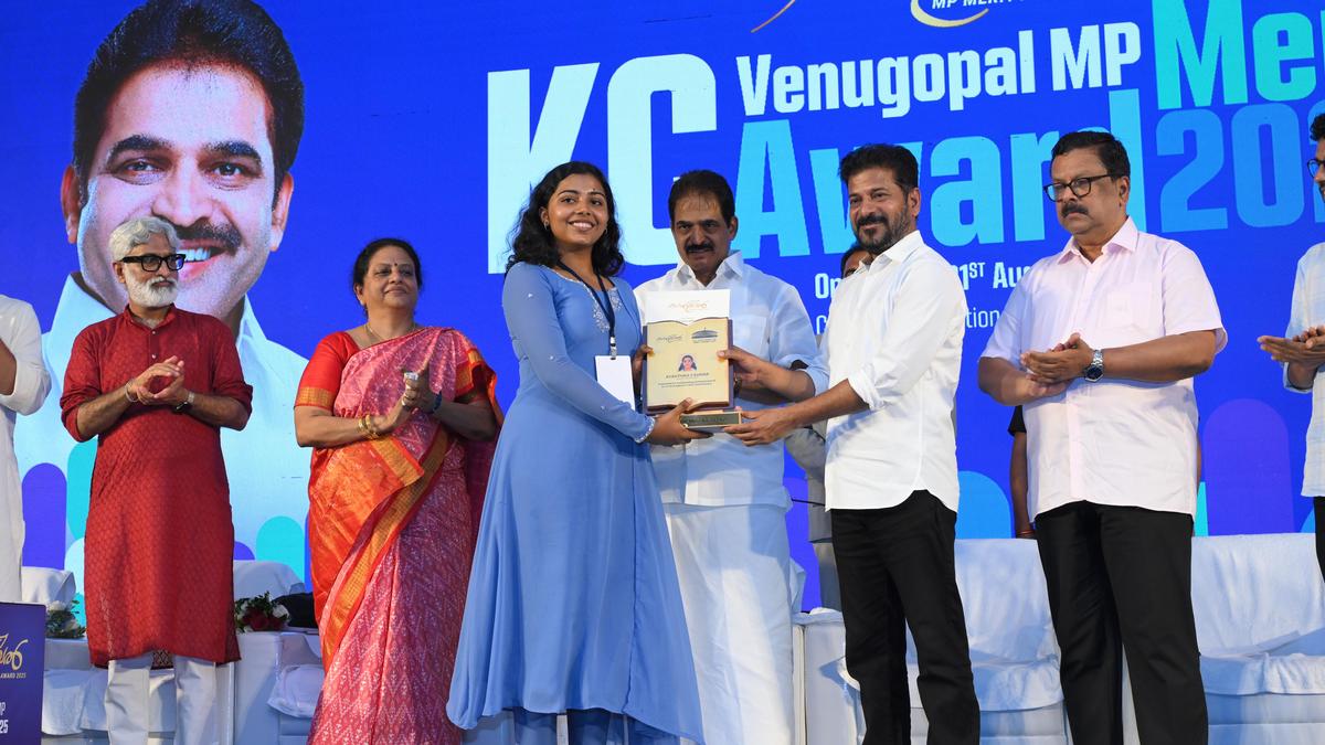 young-voters-key-to-changing-country’s-destiny,-revanth-reddy-tells-kerala-students