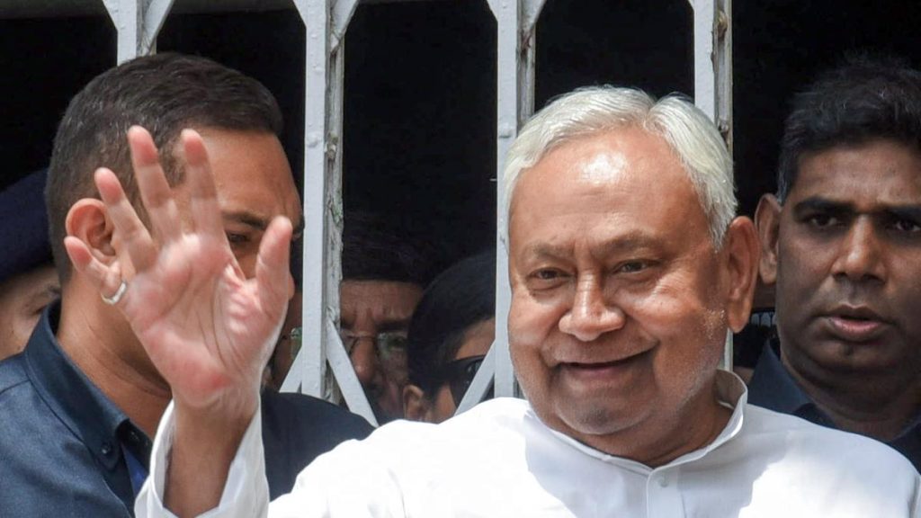 Nitish Govt Hikes Pay for School Cooks, Watchmen, and Health Instructors