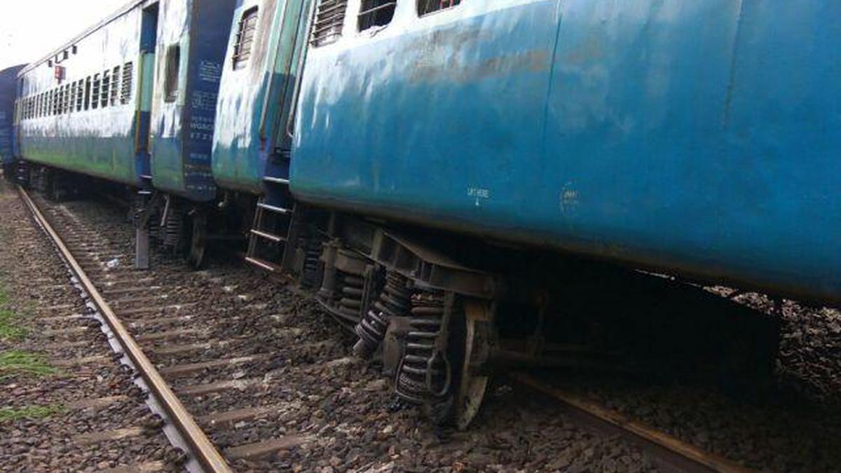 muzaffarpur-sabarmati-express-derails-near-kanpur,-none-hurt