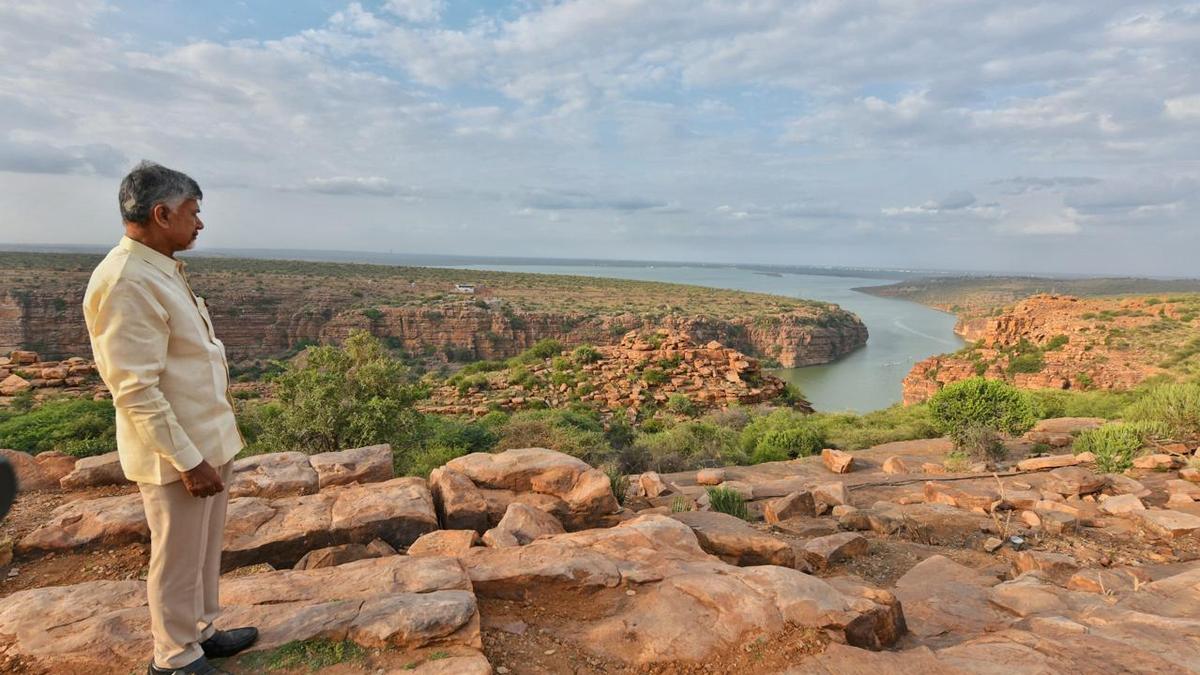 cm-announces-revival-of-gandikota-festival;-slated-for-december-26,-27