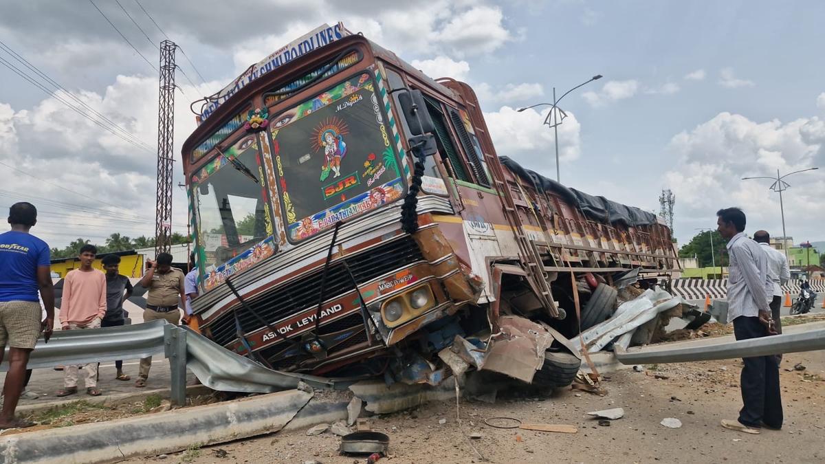 lorry-overturns-on-chennai-bengaluru-highway-near-ambur