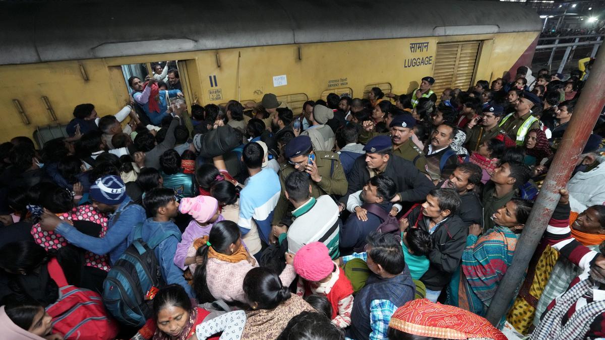 probe-found-person-with-big-headload-fell-on-others,-led-to-stampede-at-new-delhi-station:-govt
