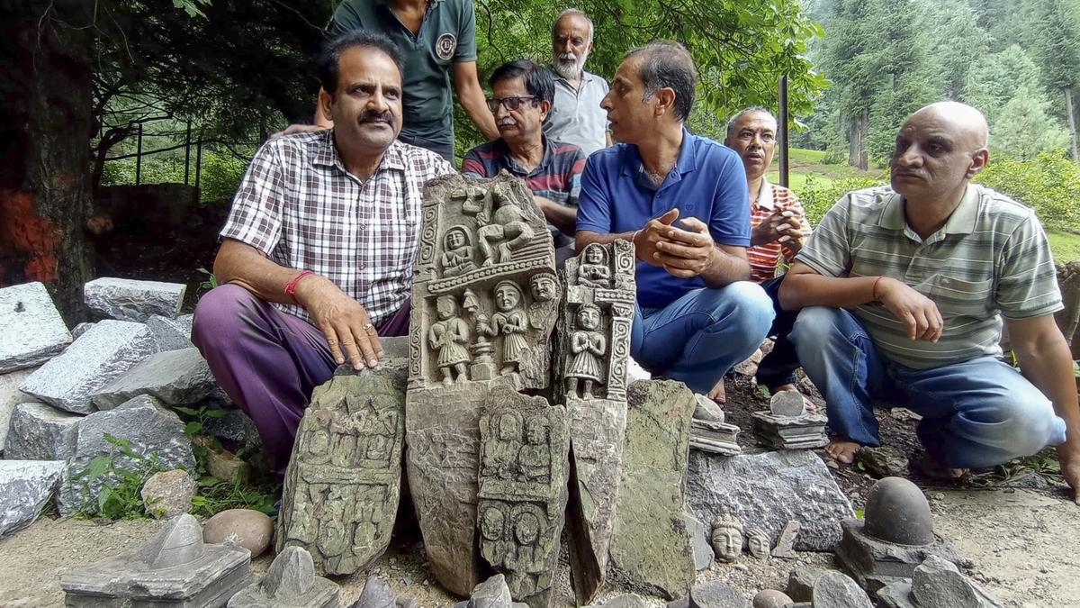 ancient-hindu-idols-recovered-during-excavation-at-a-spring-in-j&k’s-anantnag-district