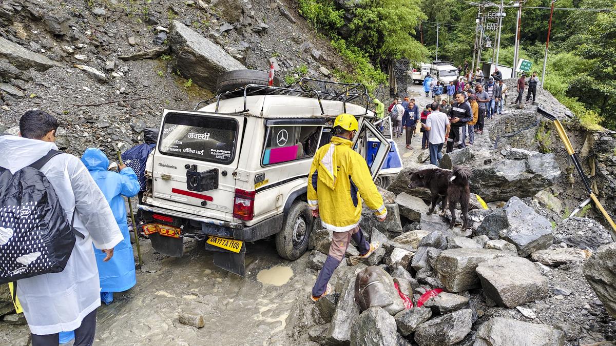 uttarakhand-landslide-on-kedarnath-highway-kills-2,-injures-6