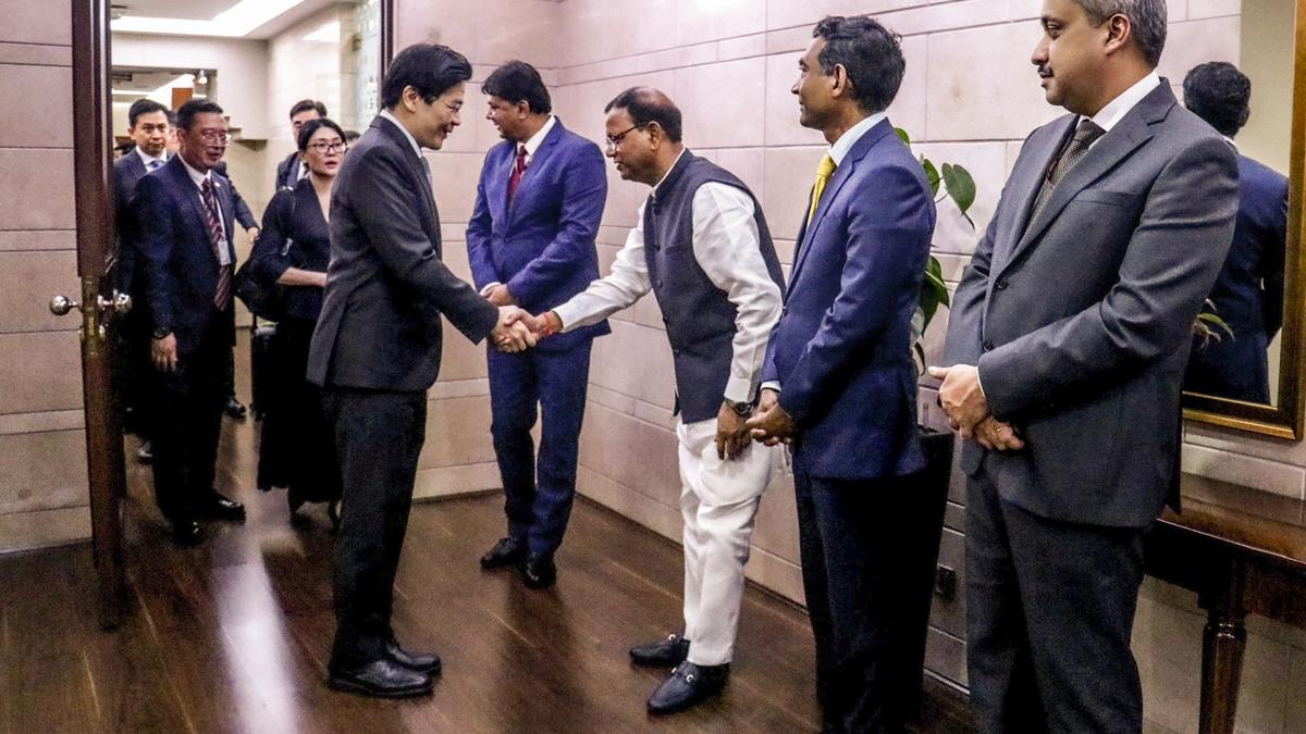 singapore-prime-minister-begins-3-day-visit-to-india