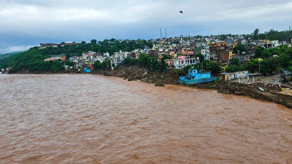 jammu-rivers-swell-again-after-fresh-wet-spell,-inter-district-roads-hit 