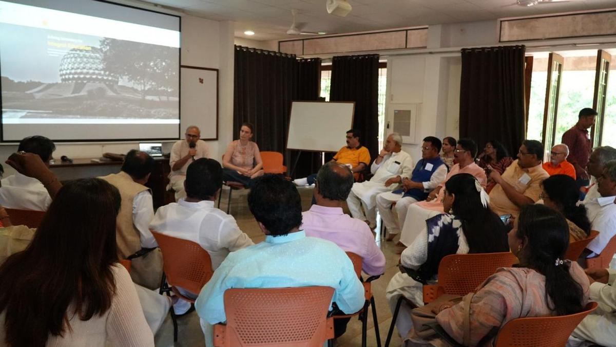 all-india-primary-teachers-federation-delegation-visits-auroville