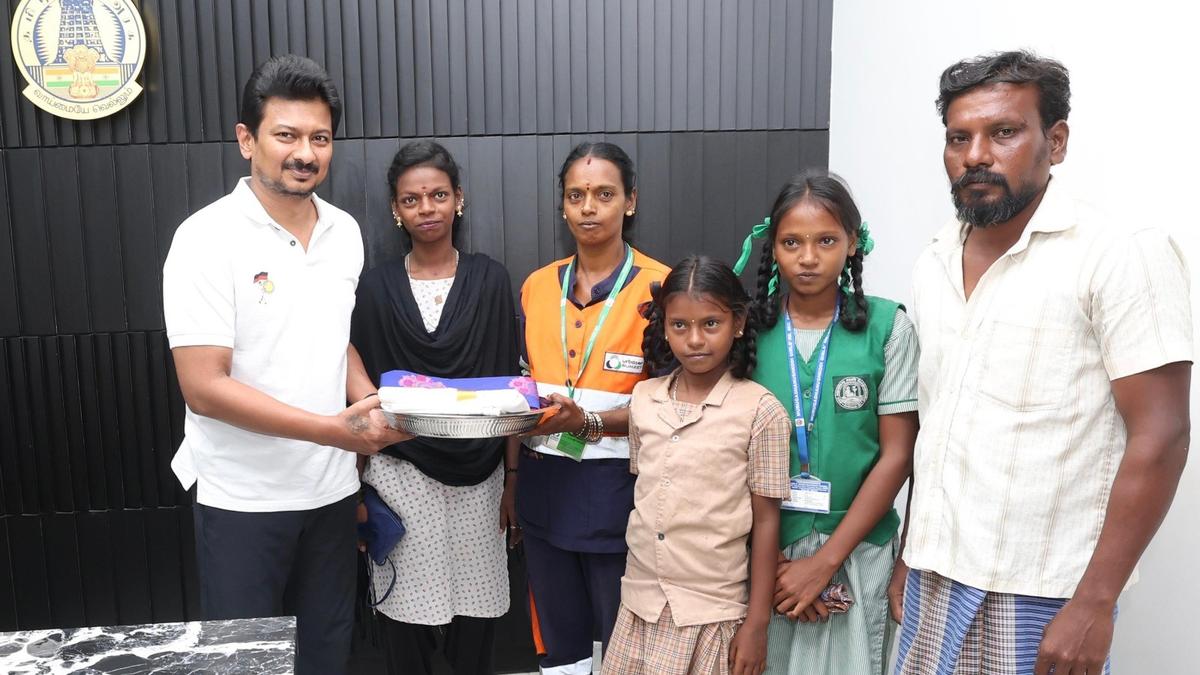 stalin-lauds-conservancy-worker-who-gave-back-a-lost-chain-to-the-police,-udhayanidhi-rewards-her