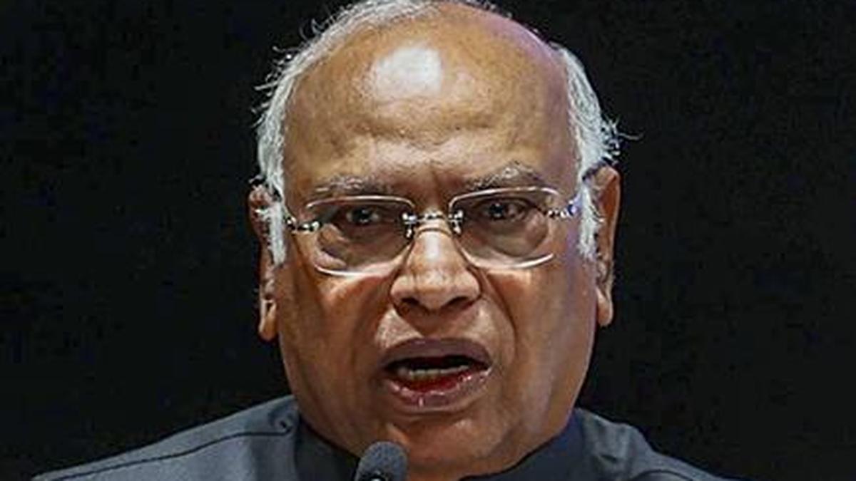 karnataka-‘voter-fraud’-issue:-congress-chief-mallikarjun-kharge-accuses-ec-of-stonewalling-crucial-information