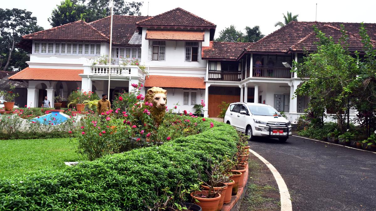 bomb-threat-triggers-searches-at-kerala-cm’s-official-residence,-court-complex