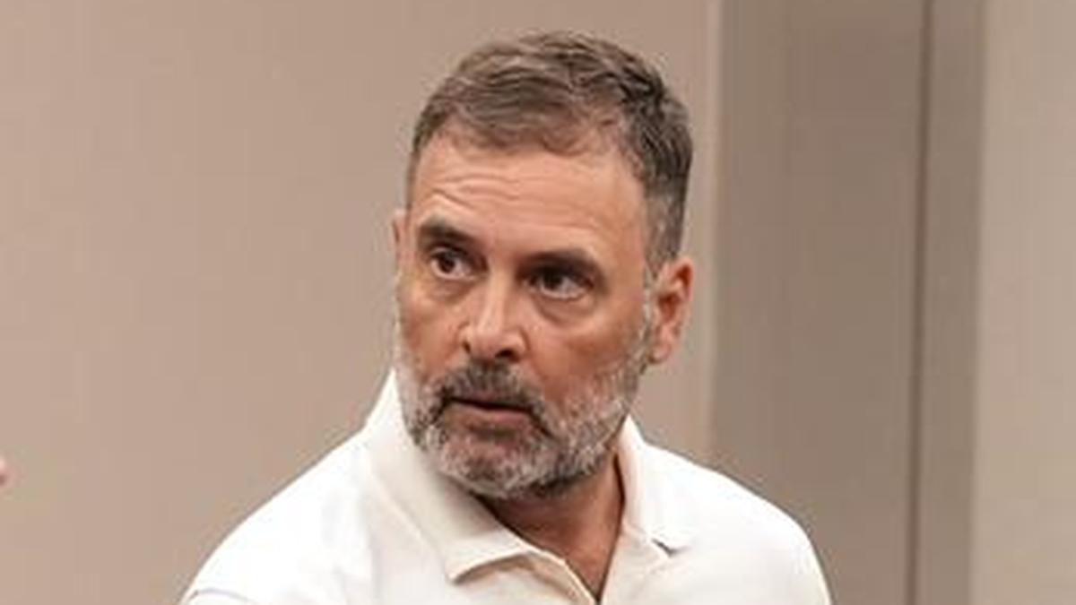 savarkar’s-grandnephew-seeks-rahul-gandhi’s-presence-in-court-over-withdrawn-‘threat’-plea 